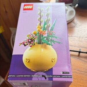 LEGO 40588  limited edition
Vibrant Yellow and Purple Floral Arrangement